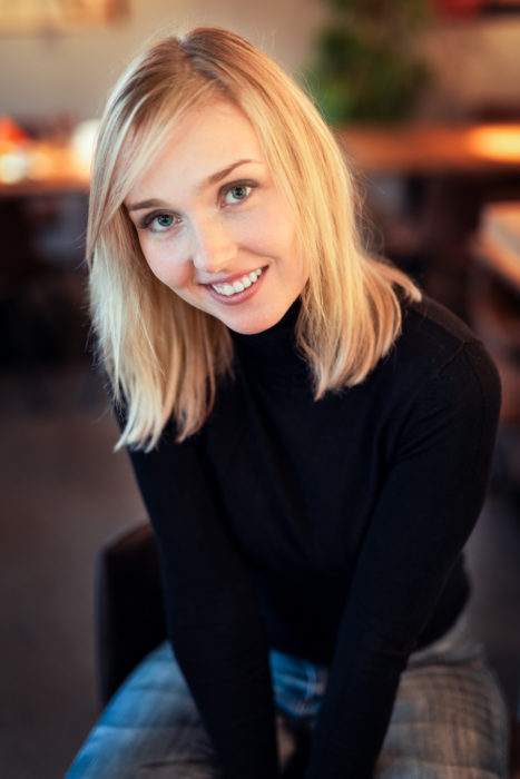 Porträt von Anka in einem Café